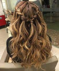 Penteado com Trança na Frente e Cabelo Solto