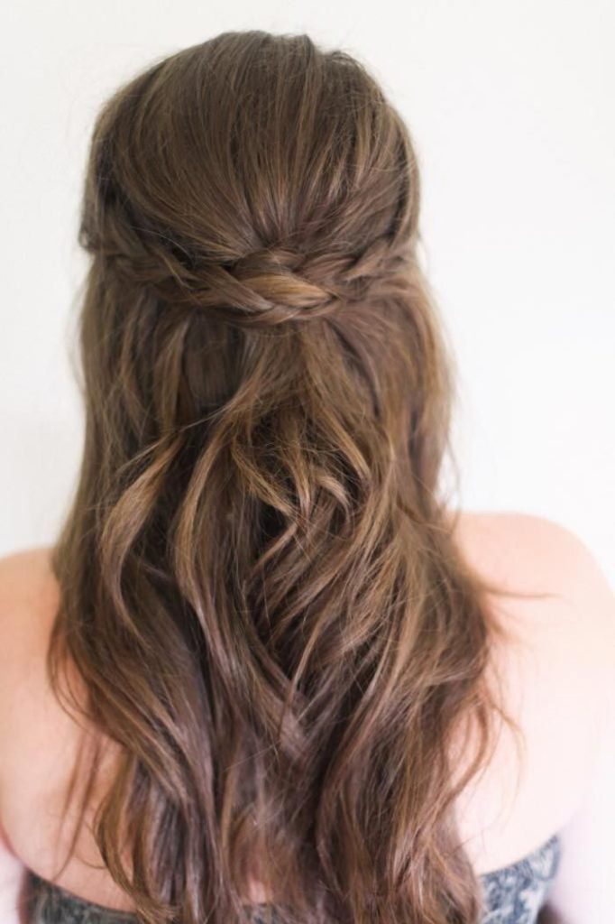 Penteado com Trança na Frente e Cabelo Solto